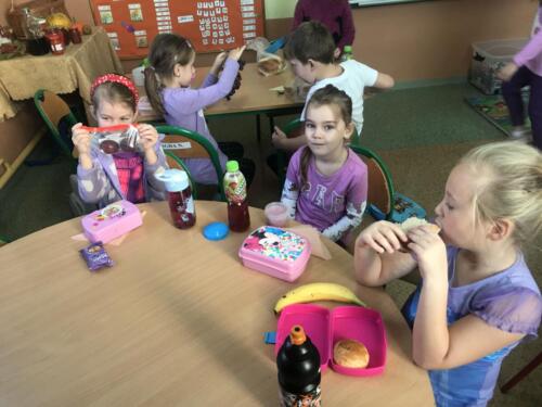 Dzieci-podczas-wspolnego-klasowego-sniadania-w-kolorze-fioletowym-15