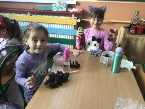 Dzieci-podczas-wspolnego-klasowego-sniadania-w-kolorze-fioletowym-17