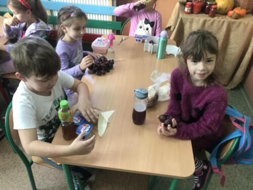 Dzieci-podczas-wspolnego-klasowego-sniadania-w-kolorze-fioletowym-19