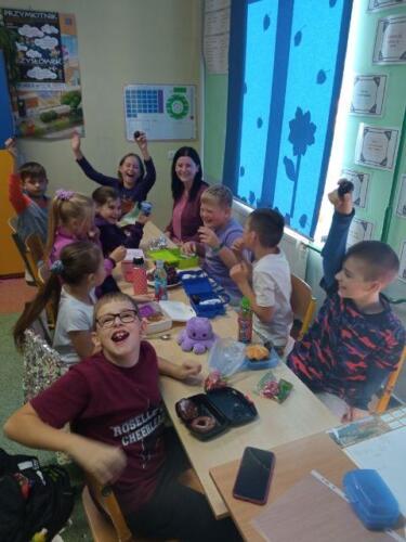 Dzieci-podczas-wspolnego-klasowego-sniadania-w-kolorze-fioletowym-20