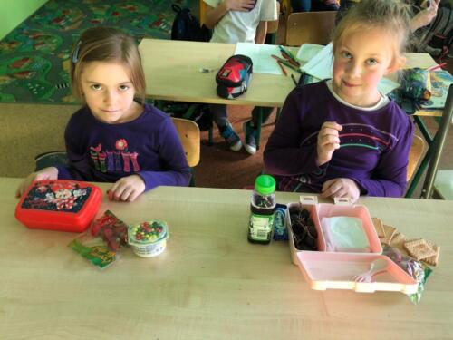 Dzieci-podczas-wspolnego-klasowego-sniadania-w-kolorze-fioletowym-24