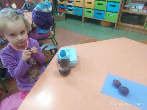 Dzieci-podczas-wspolnego-klasowego-sniadania-w-kolorze-fioletowym-4