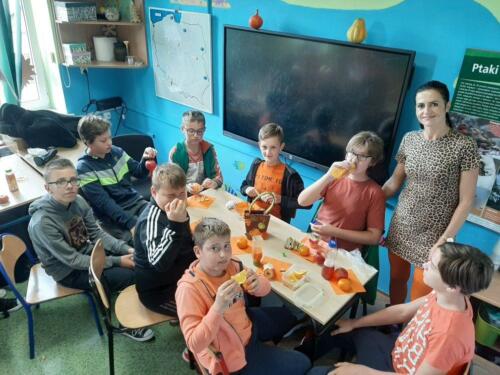 Dzieci-podczas-wspolnego-sniadania-klasowego-w-kolorze-pomaranczowym-1