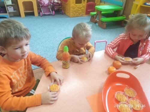Dzieci-podczas-wspolnego-sniadania-klasowego-w-kolorze-pomaranczowym-10