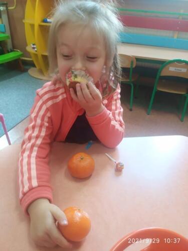 Dzieci-podczas-wspolnego-sniadania-klasowego-w-kolorze-pomaranczowym-11