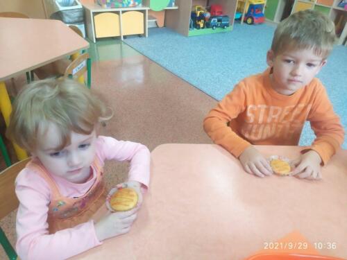 Dzieci-podczas-wspolnego-sniadania-klasowego-w-kolorze-pomaranczowym-12