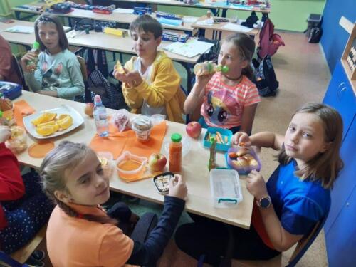 Dzieci-podczas-wspolnego-sniadania-klasowego-w-kolorze-pomaranczowym-15