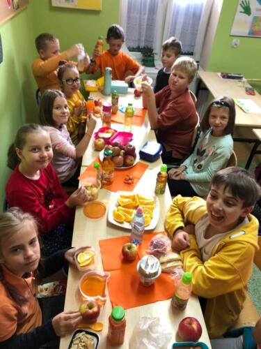 Dzieci-podczas-wspolnego-sniadania-klasowego-w-kolorze-pomaranczowym-17