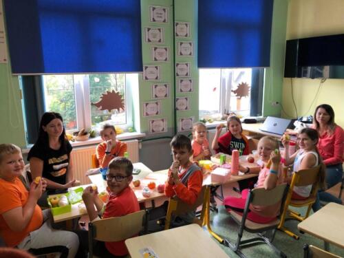 Dzieci-podczas-wspolnego-sniadania-klasowego-w-kolorze-pomaranczowym-18