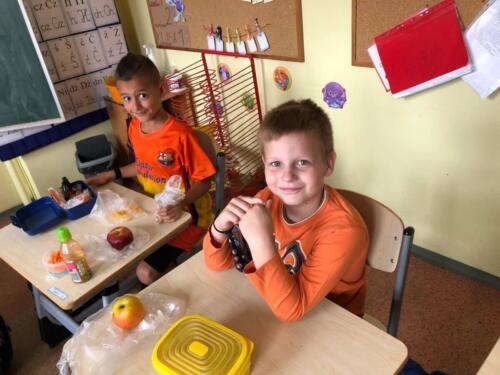 Dzieci-podczas-wspolnego-sniadania-klasowego-w-kolorze-pomaranczowym-20