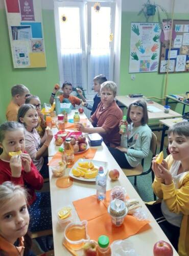 Dzieci-podczas-wspolnego-sniadania-klasowego-w-kolorze-pomaranczowym-23