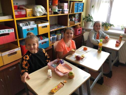 Dzieci-podczas-wspolnego-sniadania-klasowego-w-kolorze-pomaranczowym-24