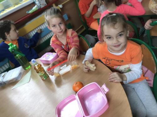 Dzieci-podczas-wspolnego-sniadania-klasowego-w-kolorze-pomaranczowym-3