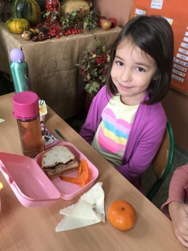 Dzieci-podczas-wspolnego-sniadania-klasowego-w-kolorze-pomaranczowym-6