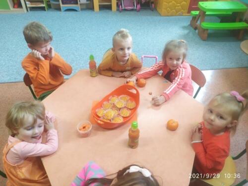 Dzieci-podczas-wspolnego-sniadania-klasowego-w-kolorze-pomaranczowym-7