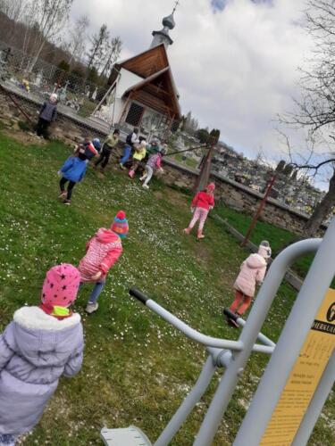 Przedszkolaki-podczas-akcji-ekologicznej-SprzatamyDlaPolski-na-placu-zabaw-1