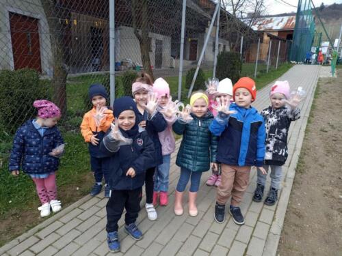 Przedszkolaki-podczas-akcji-ekologicznej-SprzatamyDlaPolski-na-placu-zabaw-12