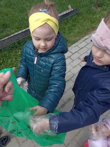 Przedszkolaki-podczas-akcji-ekologicznej-SprzatamyDlaPolski-na-placu-zabaw-13