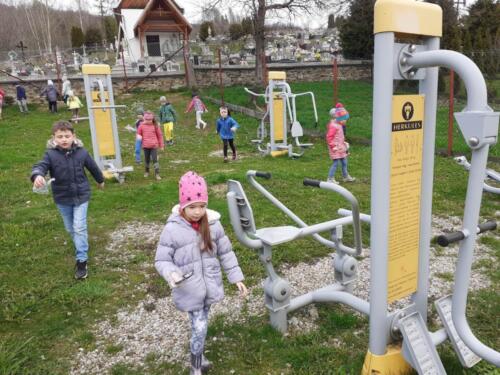 Przedszkolaki-podczas-akcji-ekologicznej-SprzatamyDlaPolski-na-placu-zabaw-4