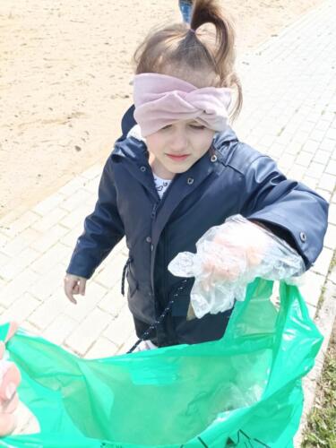 Przedszkolaki-podczas-akcji-ekologicznej-SprzatamyDlaPolski-na-placu-zabaw-7
