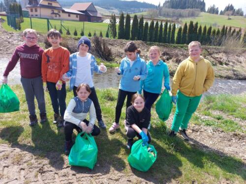 Uczniowie-podczas-akcji-ekologicznej-Sprzatamy-DlaPolski-1
