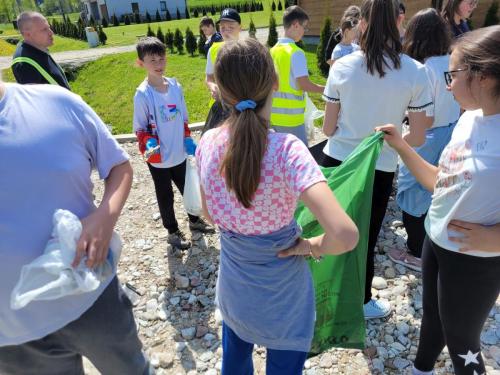 Uczniowie-podczas-akcji-ekologicznej-Sprzatamy-Dla-Polski-2