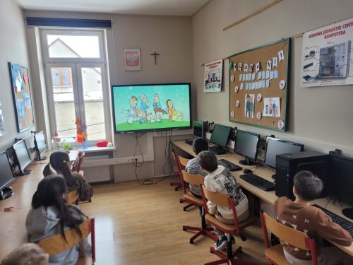 Uczniowie-na-lekcjach-informatyki-podczas-Dnia-Bezpiecznego-Internetu-1