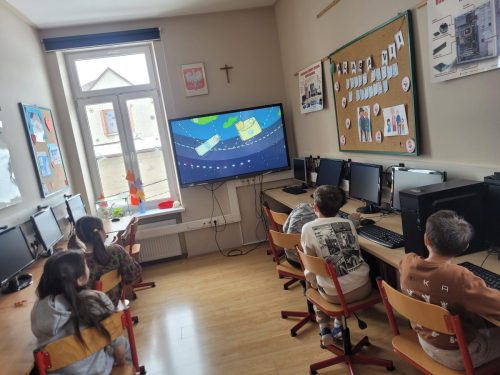 Uczniowie-na-lekcjach-informatyki-podczas-Dnia-Bezpiecznego-Internetu-2