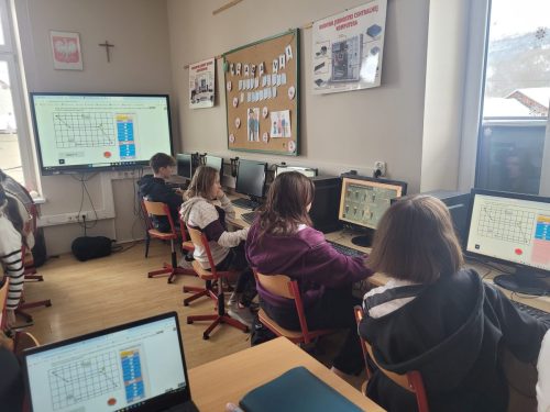 Uczniowie-na-lekcjach-informatyki-podczas-Dnia-Bezpiecznego-Internetu-4