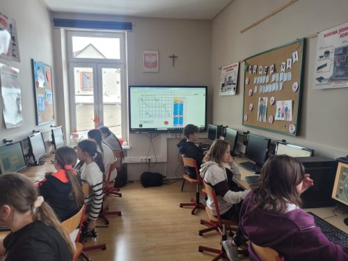 Uczniowie-na-lekcjach-informatyki-podczas-Dnia-Bezpiecznego-Internetu-5