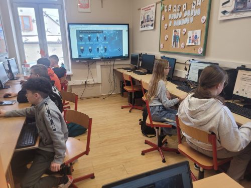 Uczniowie-na-lekcjach-informatyki-podczas-Dnia-Bezpiecznego-Internetu-6