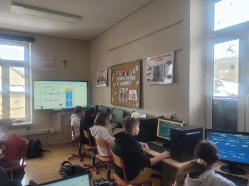 Uczniowie-na-lekcjach-informatyki-podczas-Dnia-Bezpiecznego-Internetu-7