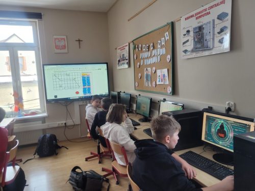 Uczniowie-na-lekcjach-informatyki-podczas-Dnia-Bezpiecznego-Internetu-8