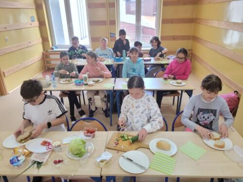 Uczniowie-klasy-V-podczas-klasowego-zdrowego-sniadania-1