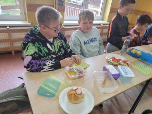 Uczniowie-klasy-V-podczas-klasowego-zdrowego-sniadania-5