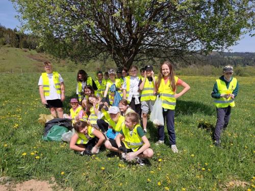 Uczniowie podczas akcji ekologicznej Sprzątamy Świat