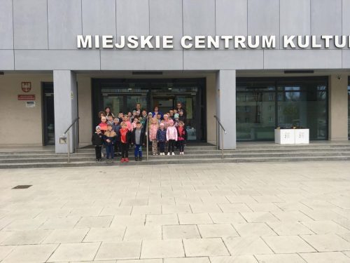 Uczniowie-kl.-I-III-na-przedstawieniu-Karolcia-