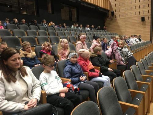 Uczniowie-kl.-I-III-na-przedstawieniu-Karolcia-1