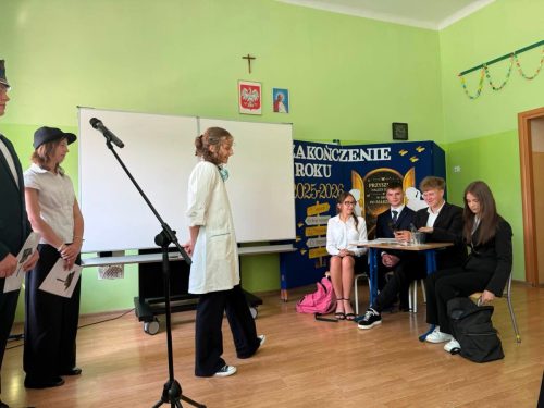 Przedstawienie-uczniow-klasy-VIII-4