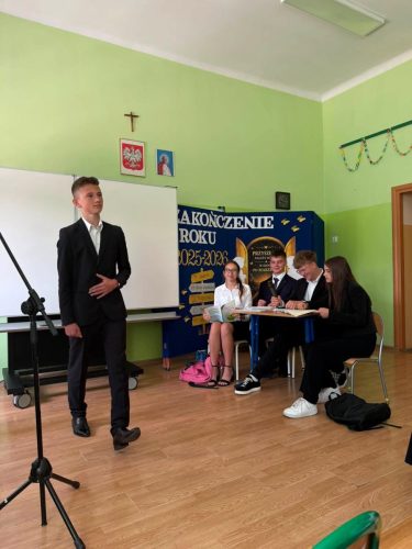 Przedstawienie-uczniow-klasy-VIII-6