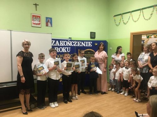 Wreczenie-wyroznien-dla-uczniow-8