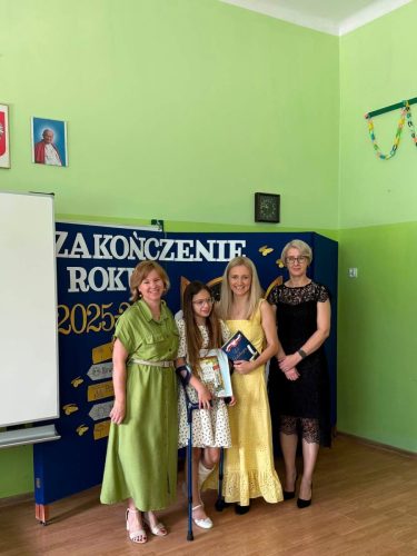Wreczenie-wyroznien-dla-uczniow-i-listow-gratuacyjnych-dla-rodzicow-1