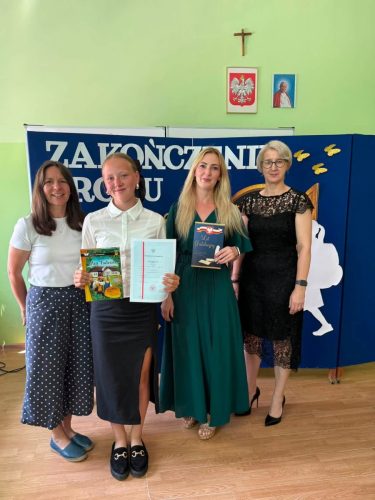 Wreczenie-wyroznien-dla-uczniow-i-listow-gratuacyjnych-dla-rodzicow-11