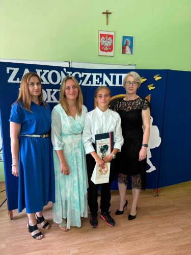 Wreczenie-wyroznien-dla-uczniow-i-listow-gratuacyjnych-dla-rodzicow-12