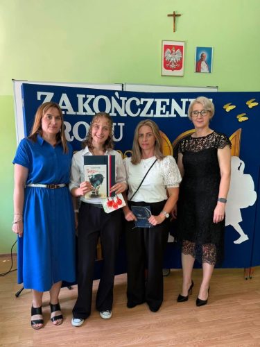 Wreczenie-wyroznien-dla-uczniow-i-listow-gratuacyjnych-dla-rodzicow-14