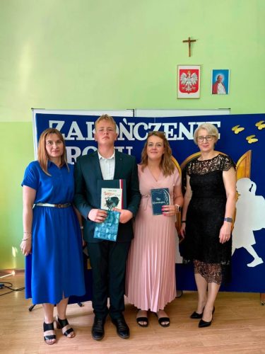 Wreczenie-wyroznien-dla-uczniow-i-listow-gratuacyjnych-dla-rodzicow-15