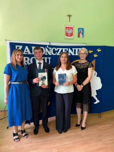 Wreczenie-wyroznien-dla-uczniow-i-listow-gratuacyjnych-dla-rodzicow-16