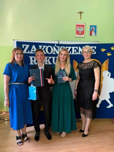 Wreczenie-wyroznien-dla-uczniow-i-listow-gratuacyjnych-dla-rodzicow-18