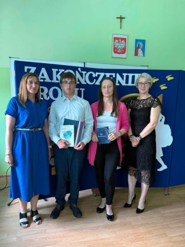 Wreczenie-wyroznien-dla-uczniow-i-listow-gratuacyjnych-dla-rodzicow-19