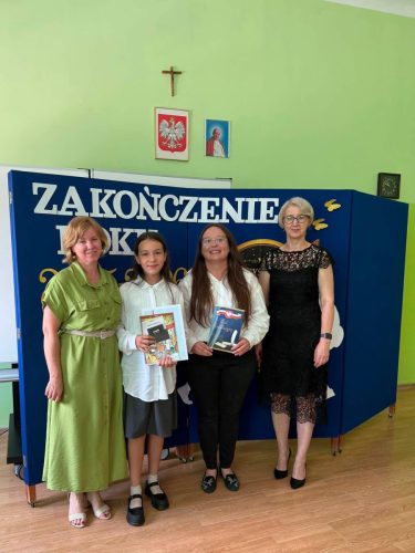 Wreczenie-wyroznien-dla-uczniow-i-listow-gratuacyjnych-dla-rodzicow-2